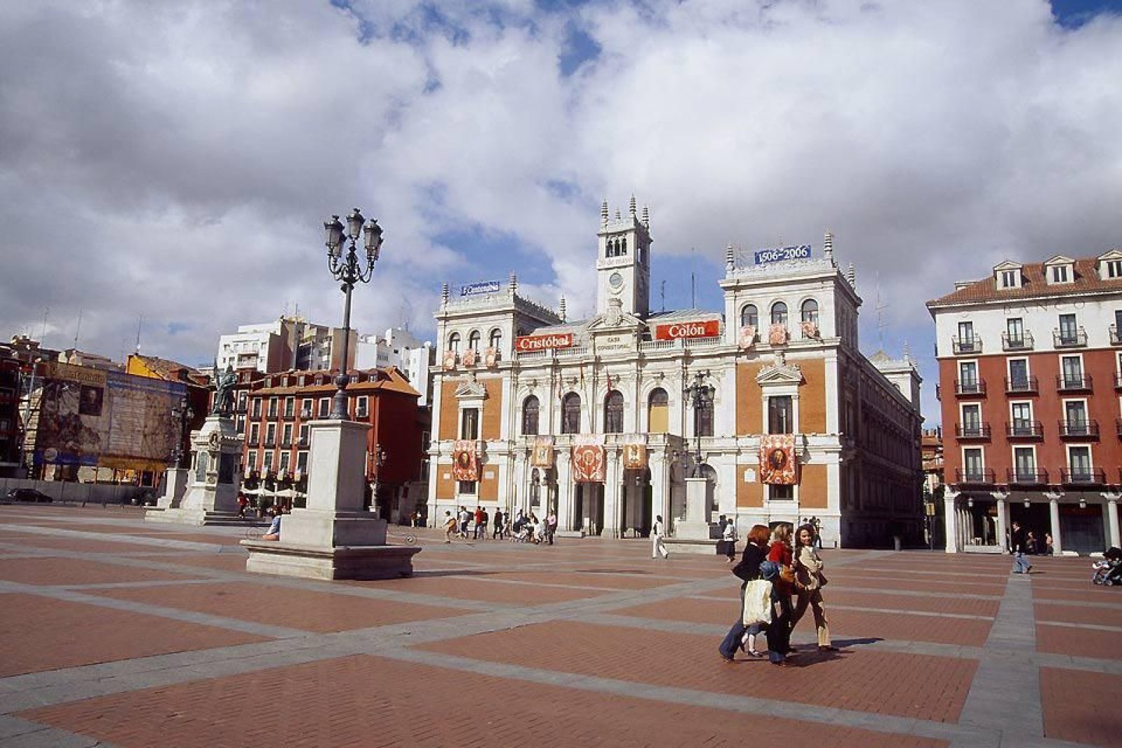 Plaza Mayor is ideally located at the heart of the city. It is where city hall and other administrative buildings are to be found.