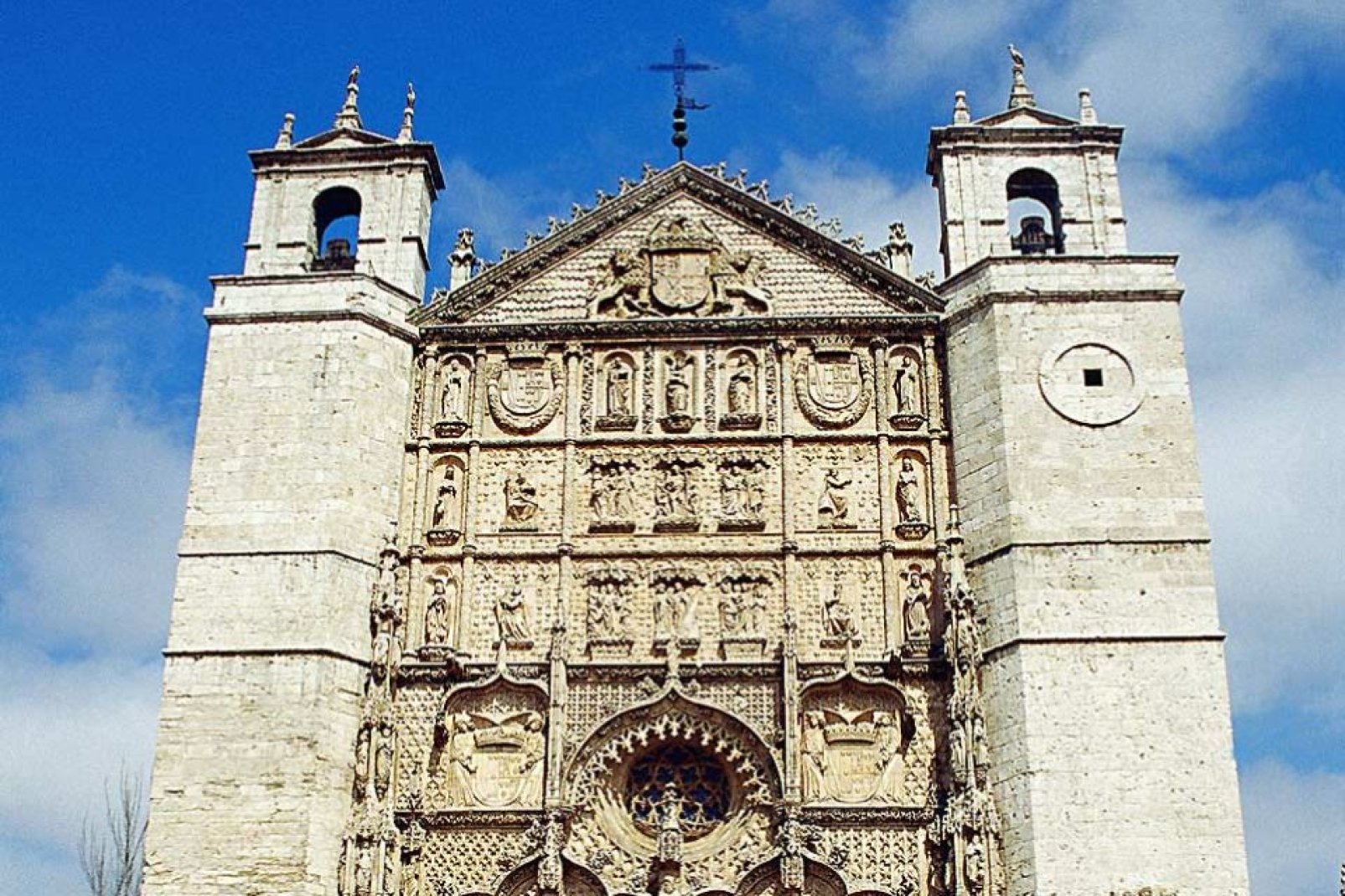 La iglesia conventual de San Pablo se construyó en el siglo XVI. Es un testigo de los estilos gótico isabelino y renacentista.