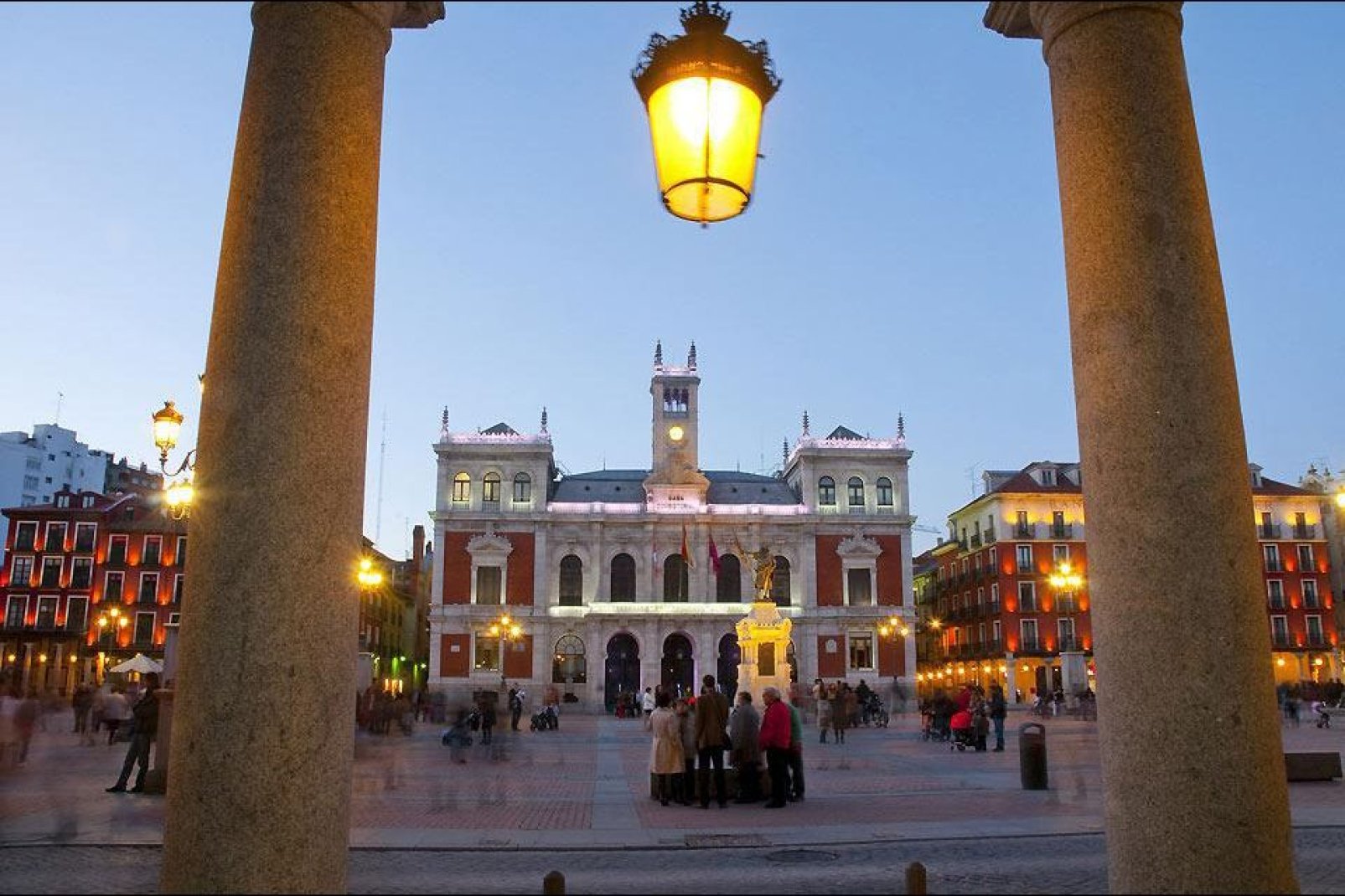 Die Einwohner versammeln sich gegen Abend auf dem Plaza Mayor, wie dies in Spanien üblich ist.
