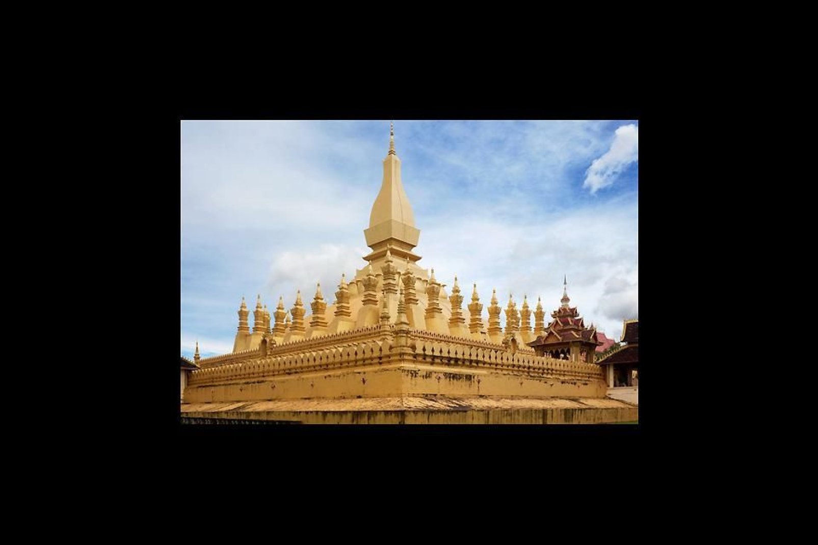 El magnífico Wat Pha That Luang se encuentra en el centro de Vientiane. Según la leyenda, contendría uno de los cabellos de Buda.