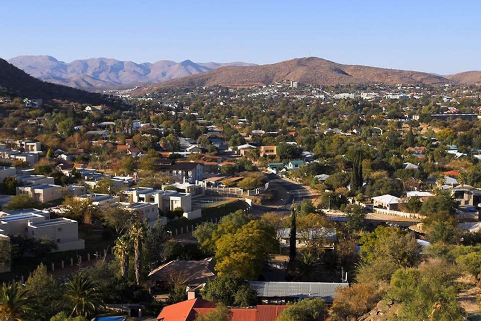 Windhoek, ubicada en una región desértica, es la capital estatal de Namibia.