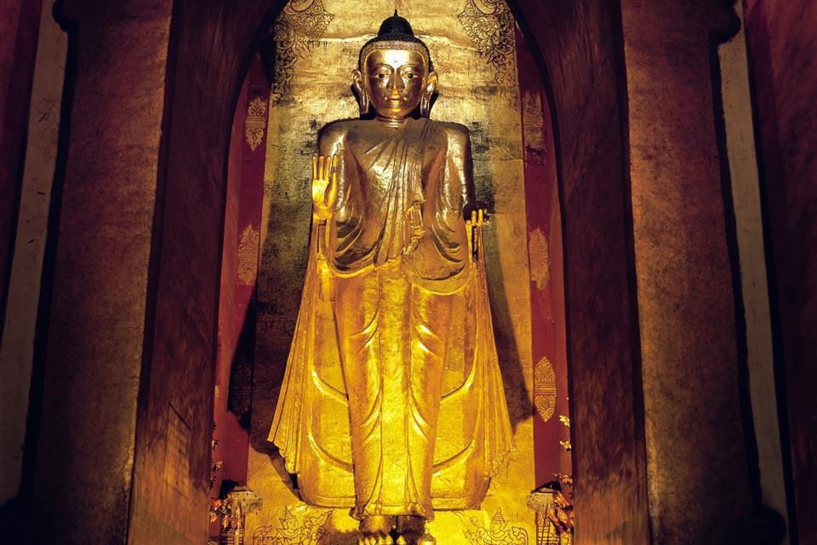 Die Pagode Mahabodi mit besonders origineller Architektur besitzt eine Auenfassade mit zahlreichen Nischen, sitzenden Buddhastatuen und einem Fries.