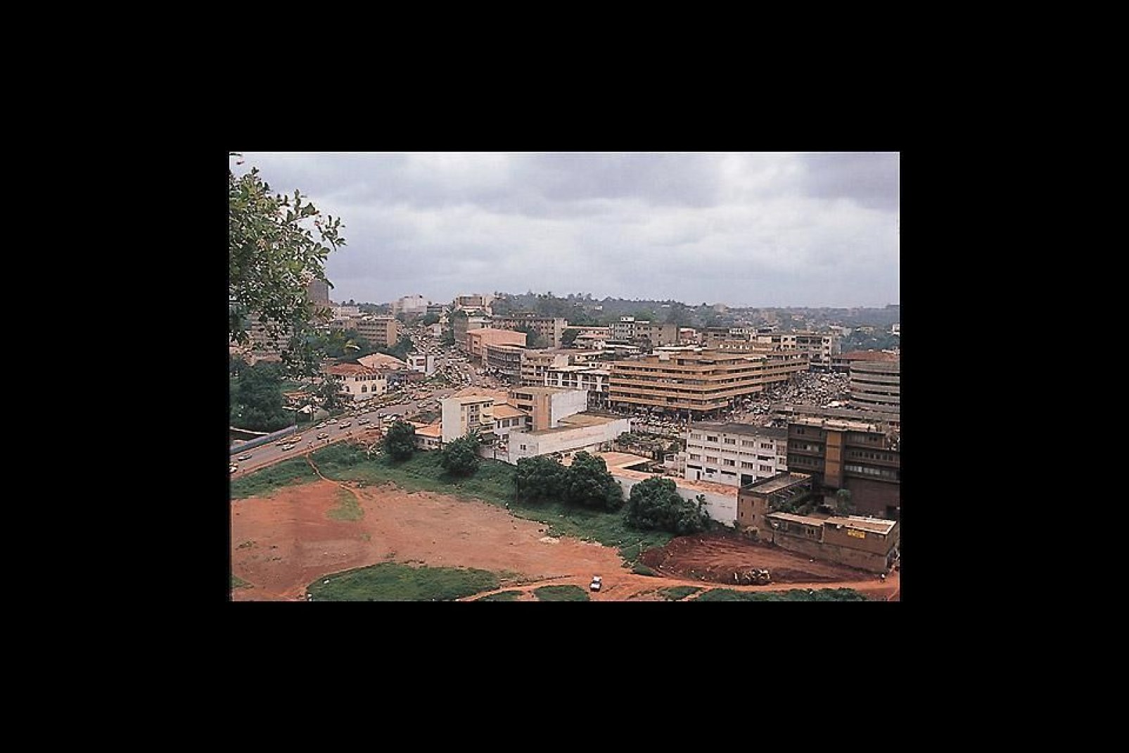 Yaound wird auch die "Stadt der sieben Hgel" genannt. Hier befinden sich die wichtigsten Institutionen des Landes.
