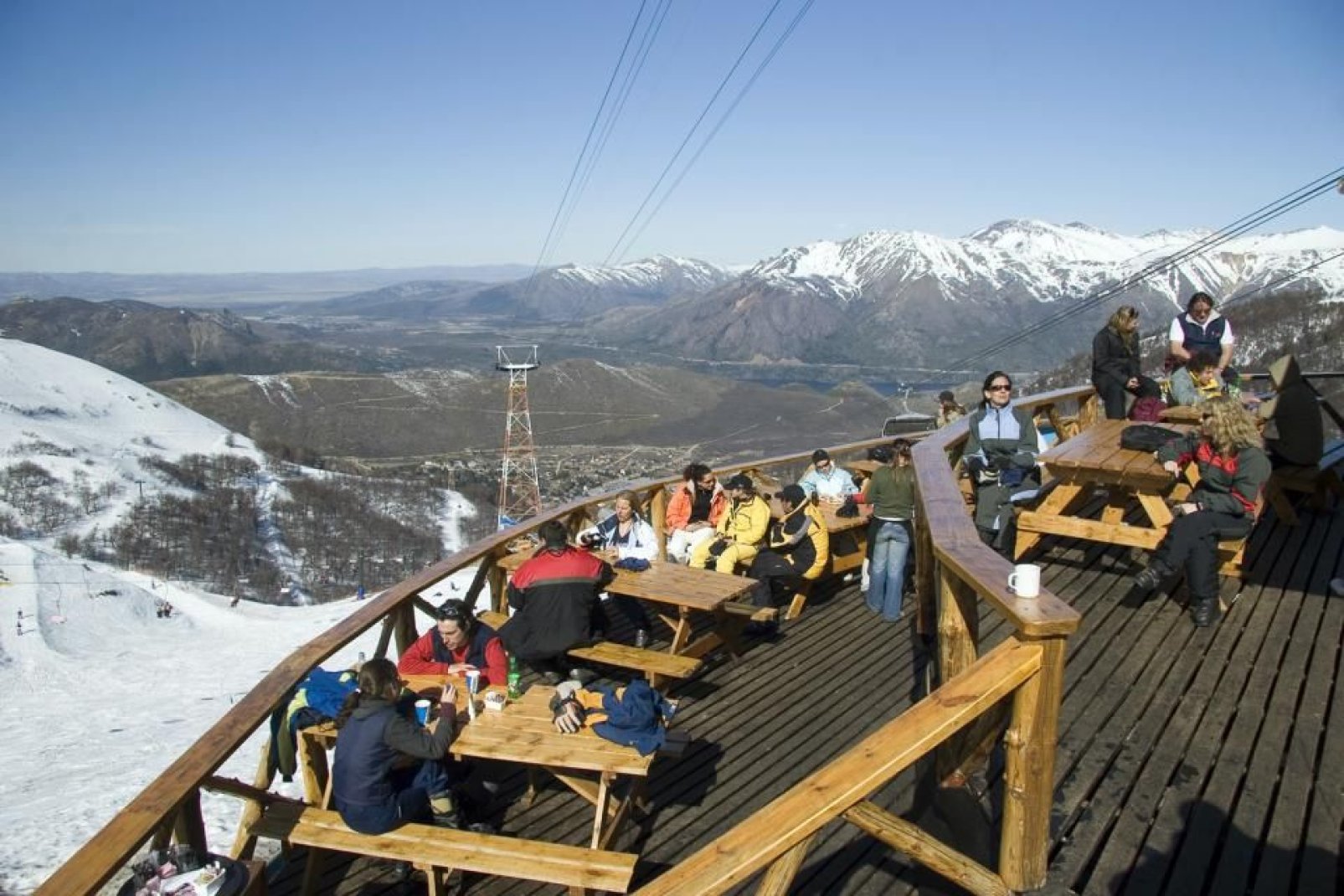 Das 19 km von Bariloche entfernte Cerro Catedral bietet ein 2 km groes Skigebiet mit einer Gesamtpistenlnge von 100 km.