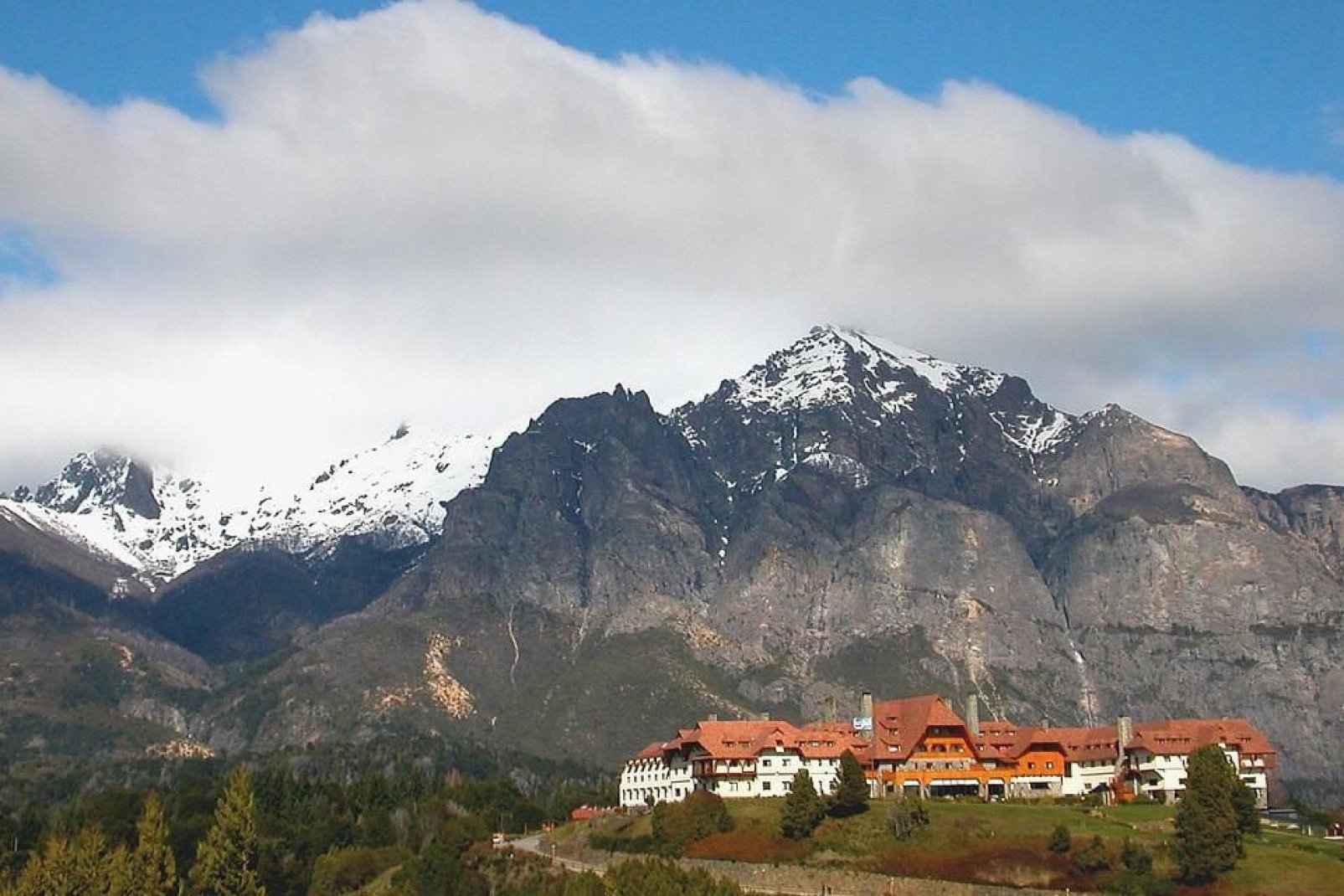 Die am Fue der Anden gelegene Stadt ist von Seen und Bergen umgeben.