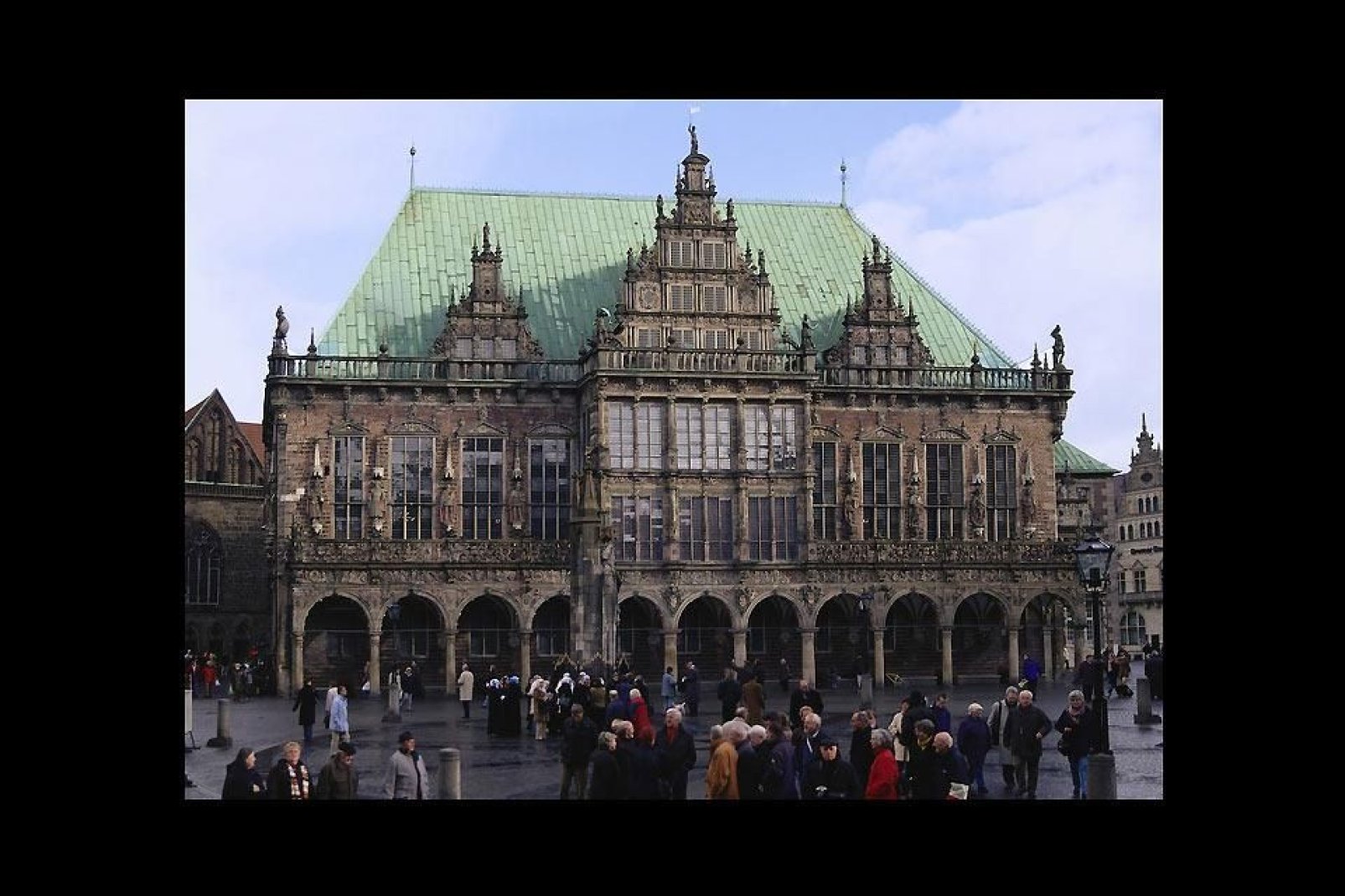 Das Rathaus steht auf dem Marktplatz, davor wacht das Wahrzeichen der Stadt, der Roland