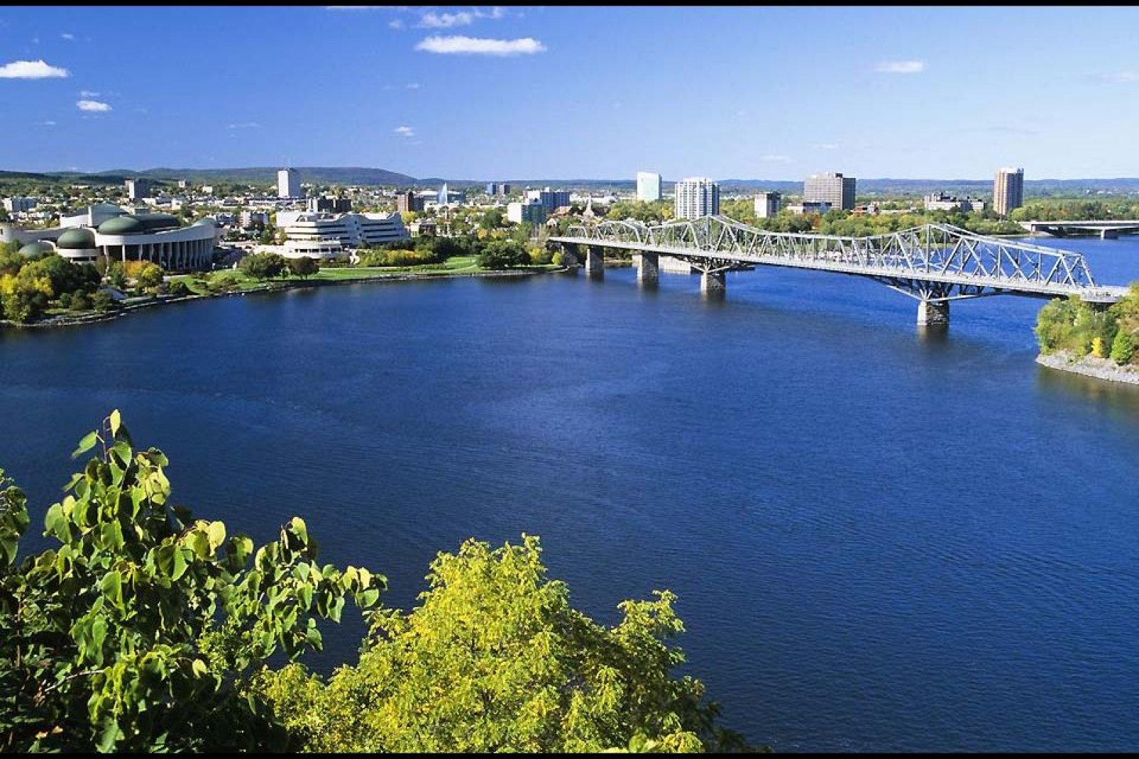Ottawa è la capitale del Canada, situata lungo il fiume Ottawa (in francese: la rivière des Outaouais).