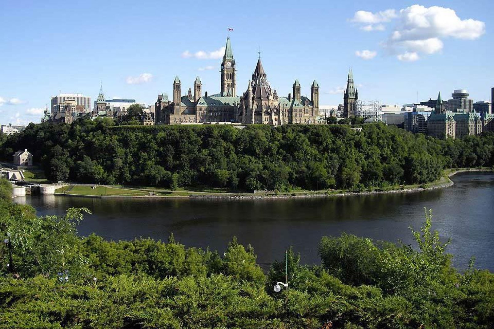 Se encuentra en la Colina del Parlamento y está constituido por el Senado, la Cámara de los Comunes y el Monarca de Canadá.