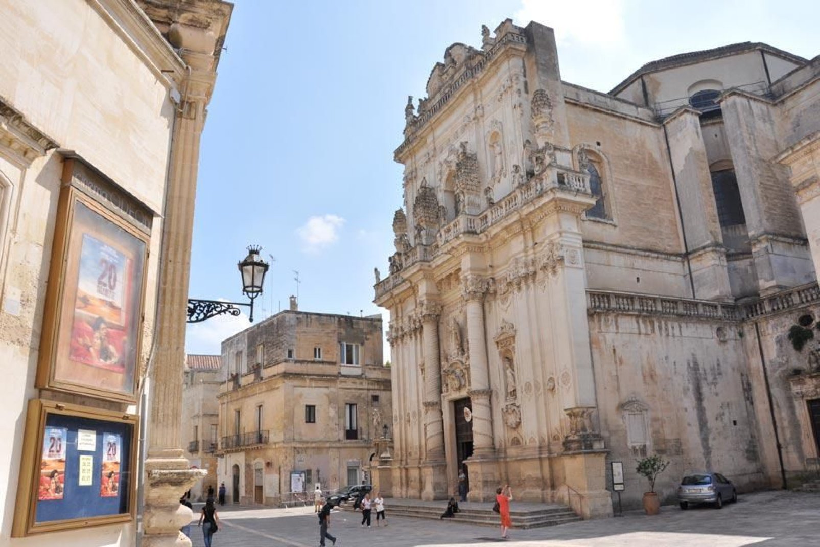 La Cathédrale de Lecce est située sur la place du même nom. À proximité, l'Évêché et le Séminaire en style baroque
