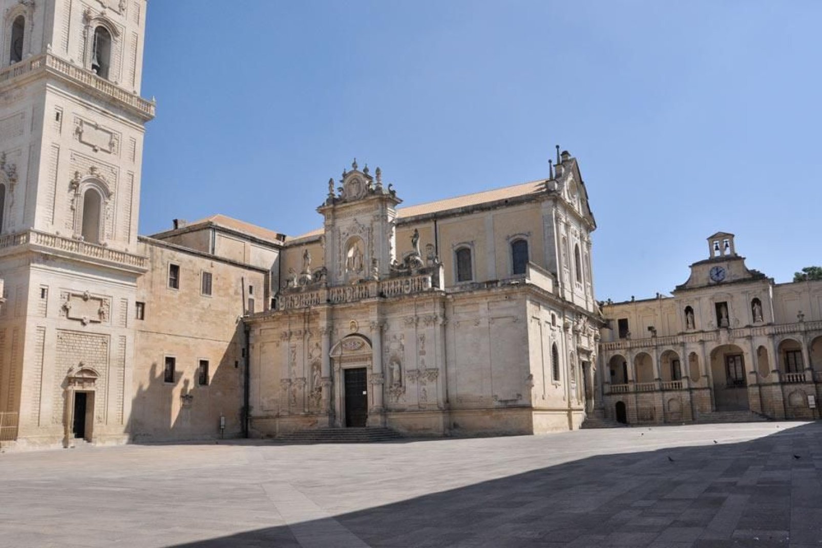 L'Évêché, adjacent à la Cathédrale, est la résidence de l'Évêque de Lecce. Ce Palais a été érigé au XVè siècle.