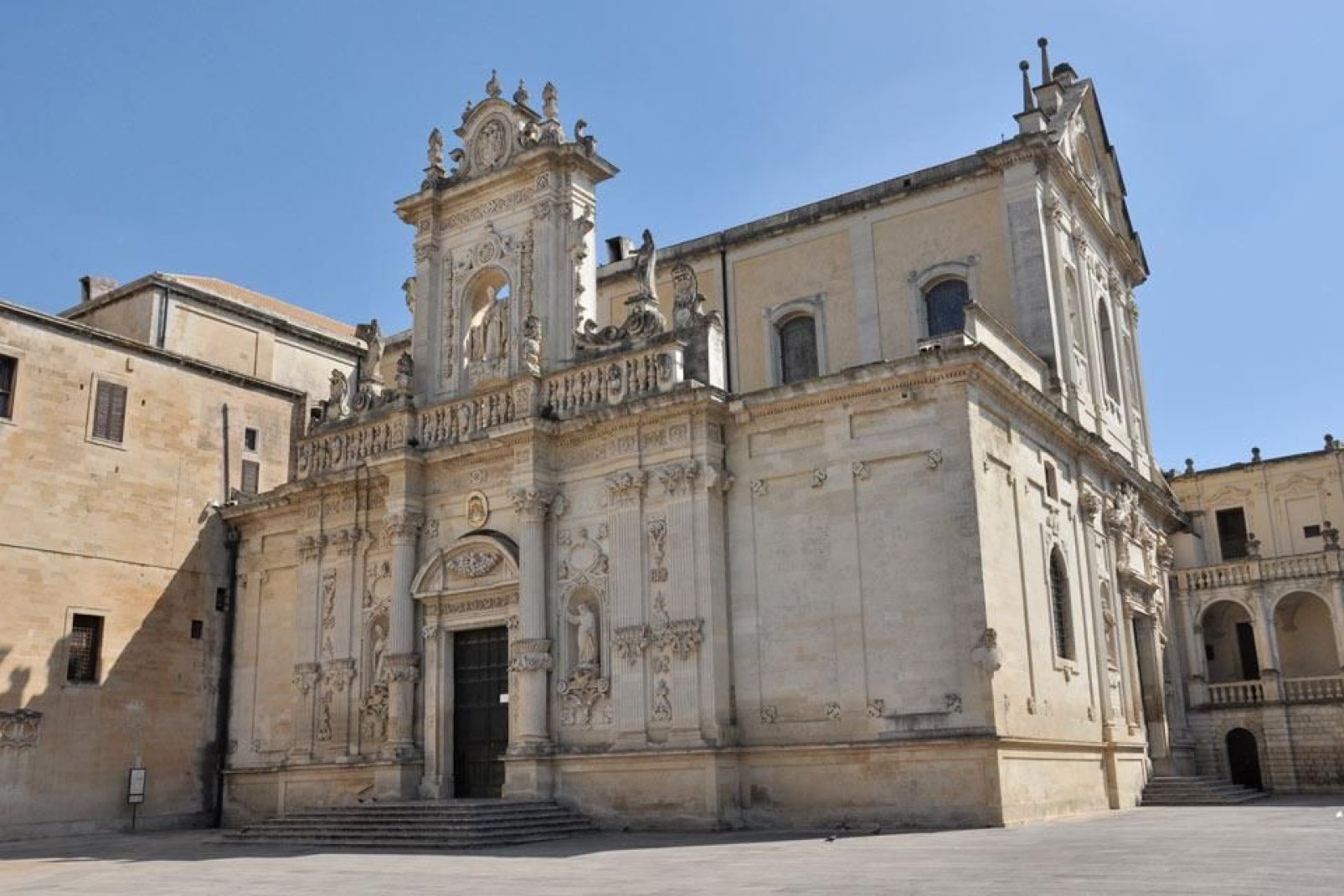 La Piazza del Duomo, en la que domina el estilo barroco, es un raro ejemplo de «plaza cerrada». Antiguamente, al anochecer se cerraban las puertas, de las que aún pueden observarse los imponentes bujes.