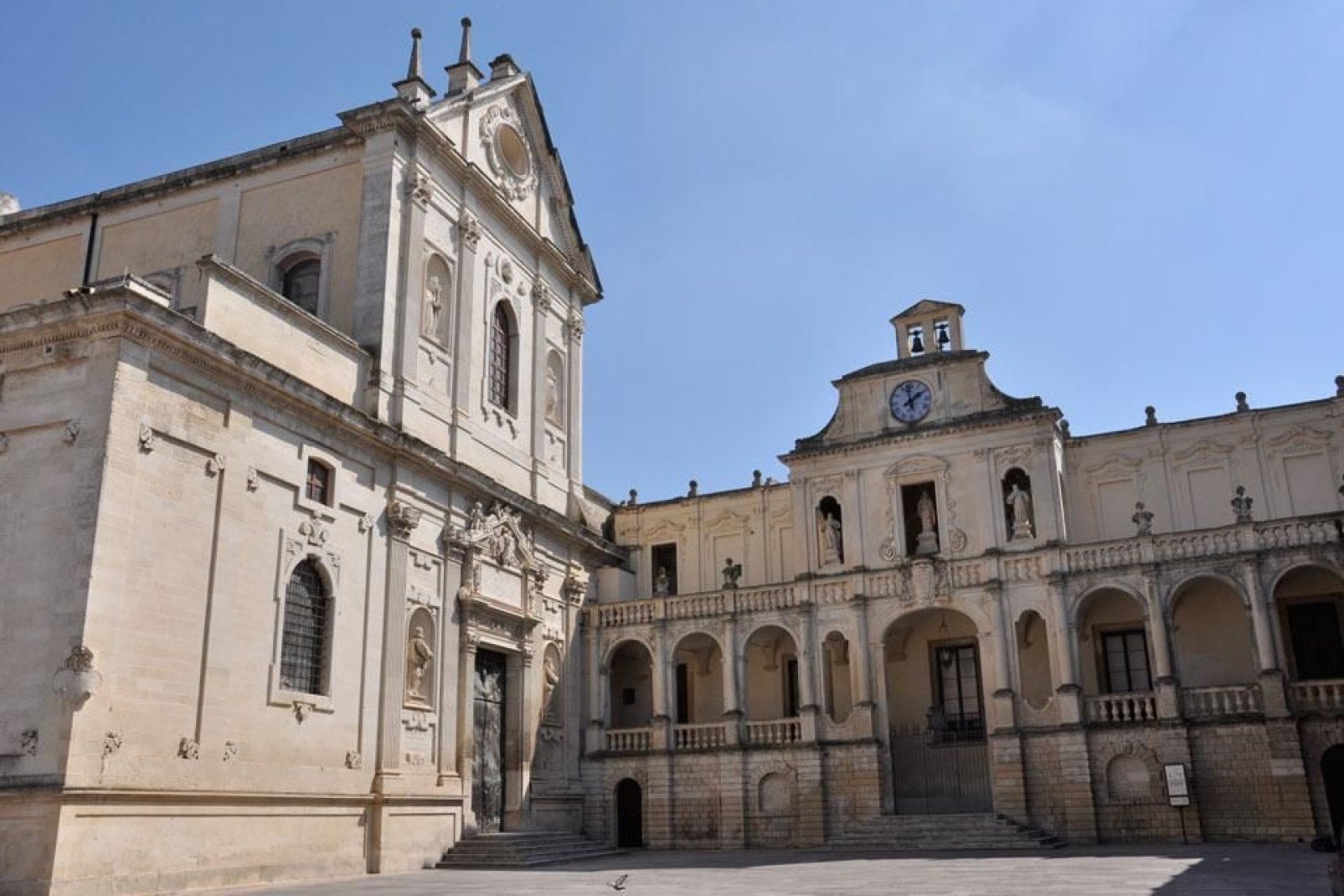 L'attuale facciata, un capolavoro del Barocco, fu costruita nel 1758 da Emanuele Manieri