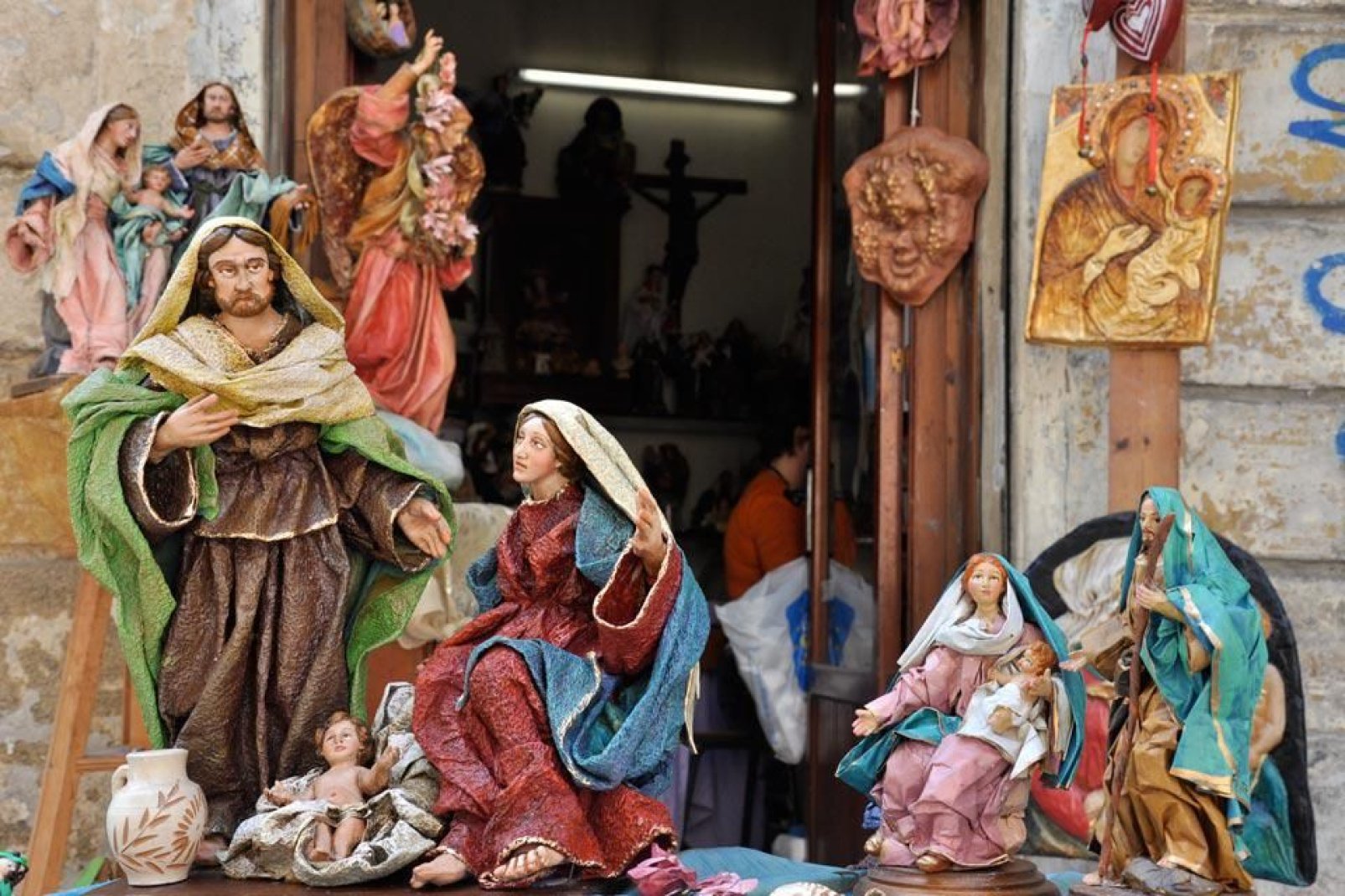Todos los años, en diciembre, puede visitarse la exposición anual de pesebres en el monasterio de Teatini.
