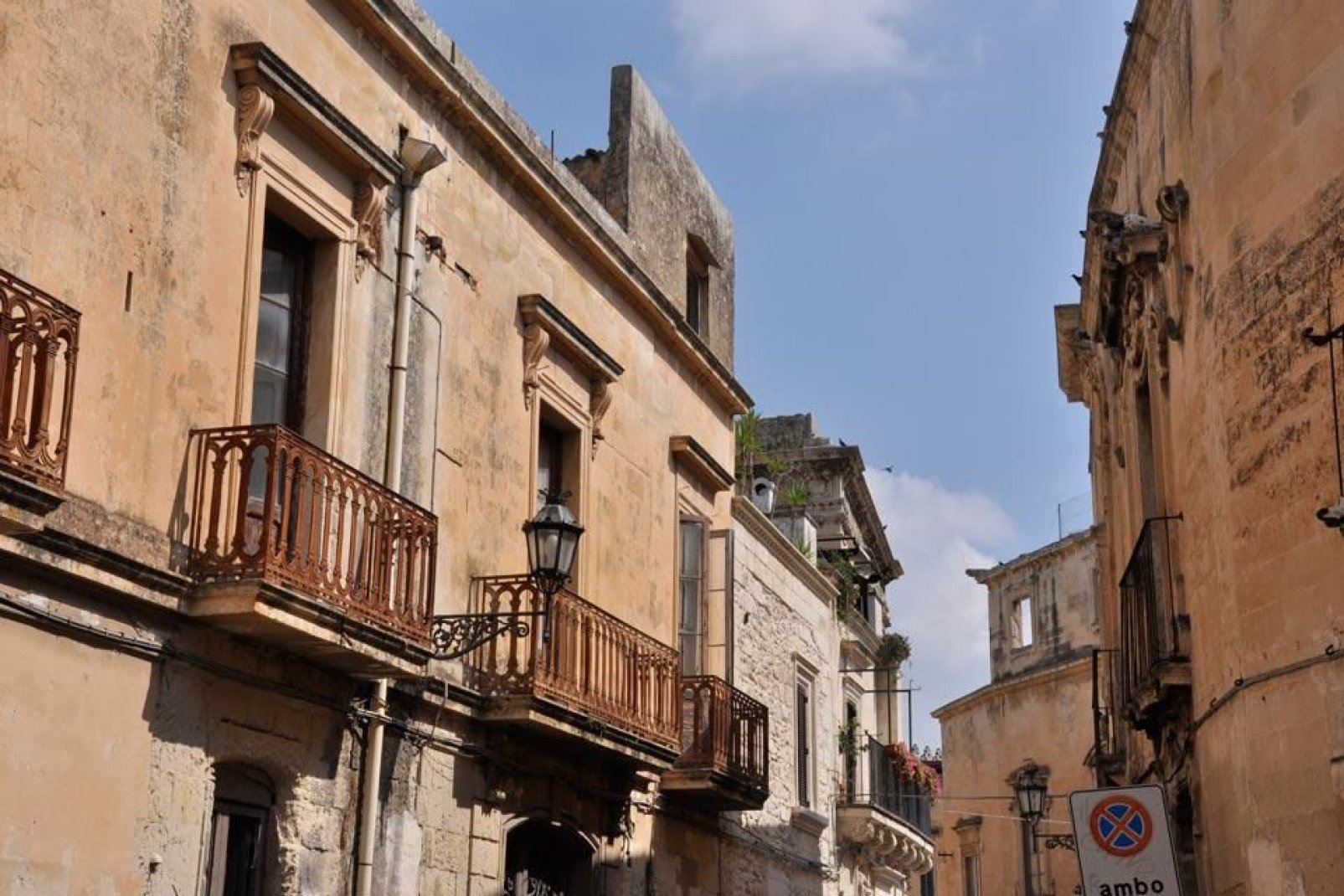 La mayoría de edificios de la ciudad están construidos con la llamada piedra de Lecce, caliza y de tonos cálidos.