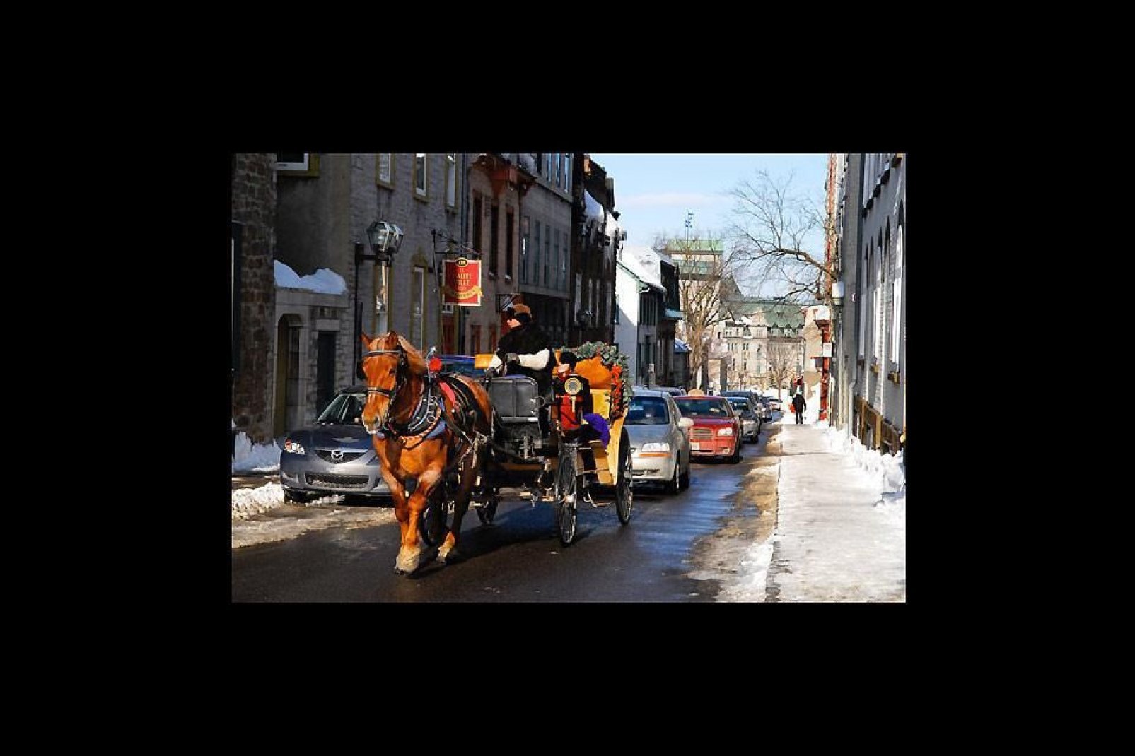 Piuttosto che prendere l'auto, scegliete di fare una passeggiata in carrozza nel centro storico di Québec: è come fare un salto nel passato.