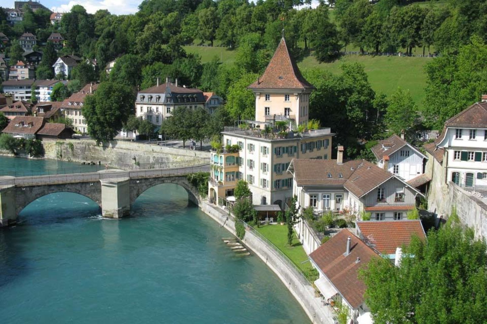 Il fiume Aar che passa per Berna è un affluente della riva sinistra del Reno. È lungo 288 km.