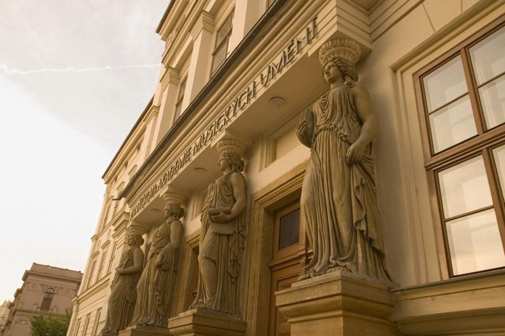Ein architektonisches Detail an der Fassade der Musik- und Kunstakademie Janacek in Brno.