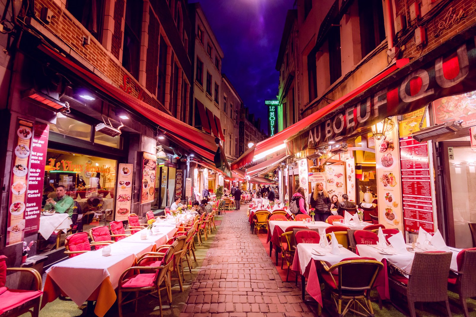Des gourmands ne vont à Bruxelles que pour cette rue. Ici se succèdent les restaurants où vous pourrez déguster l'intégralité de la gastronomie belge, remarquable, dont la richesse fait penser à la française.