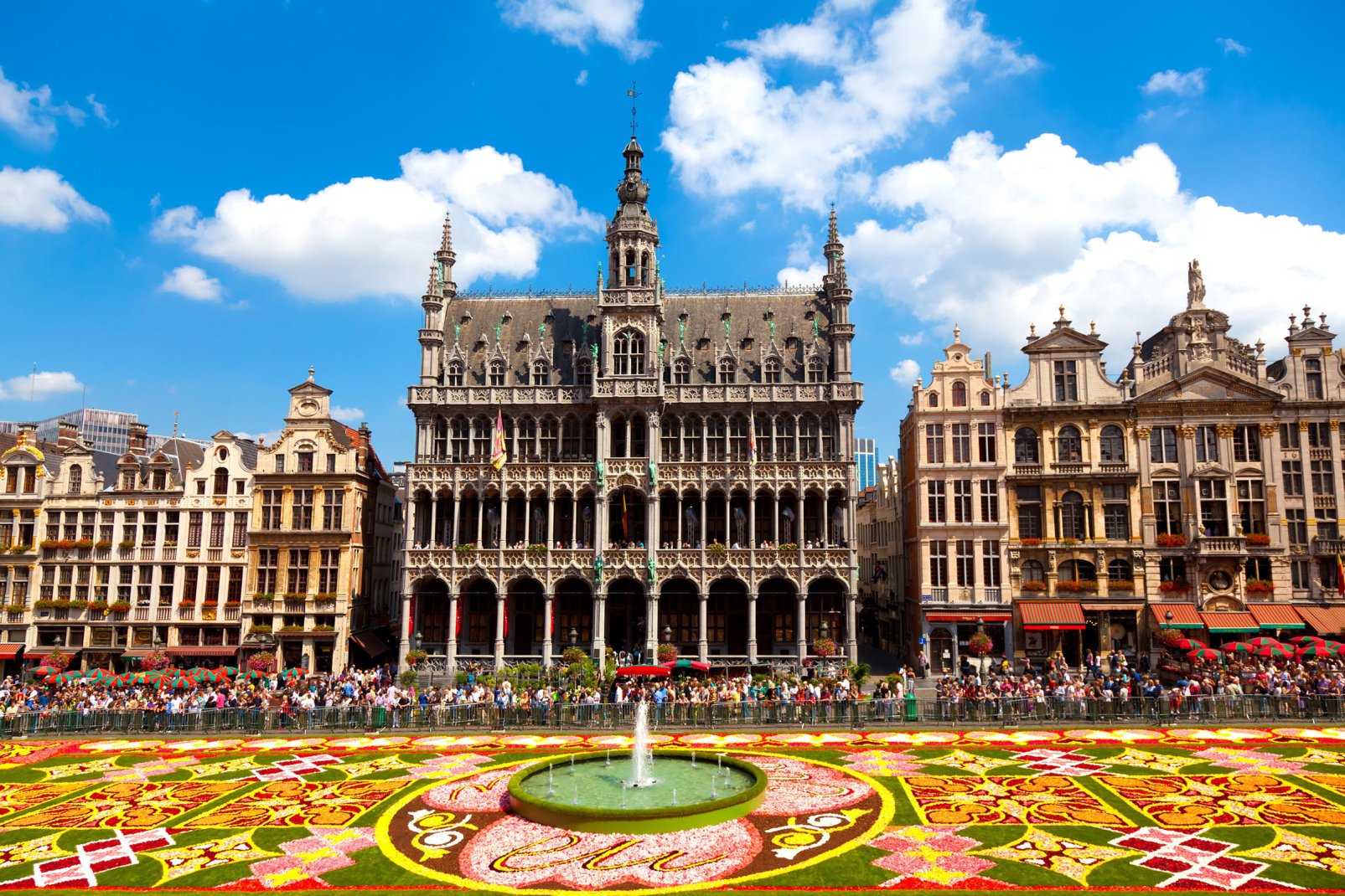 Avec plus d'un million d'habitants, Bruxelles est  une capitale européenne importante, de par la place stratégique qu'elle tient, la chambre de l'Union européenne, ses nombreux attraits culturels et festifs, et son centre d'affaires.