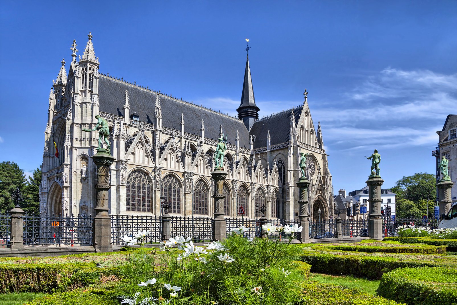 Cette église datant du XIVème siècle se tient près du Conservatoire de Musique, du palais de Justice et de la rue de la Régence.