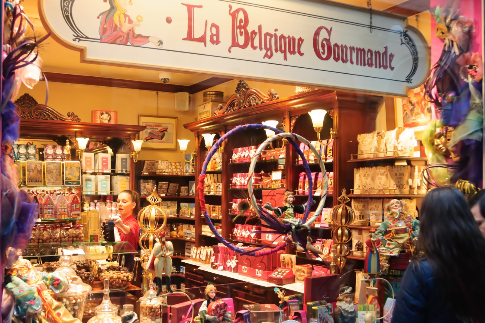 Cette boutique remarquable est spécialiste du chocolat belge mais aussi de confiseries aussi riches et variées que la praline, le cuberdon, la pâte de fruits, le massepain, la guimauve, ou le melo cake. On y trouve aussi les étonnants outils en chocolat.
