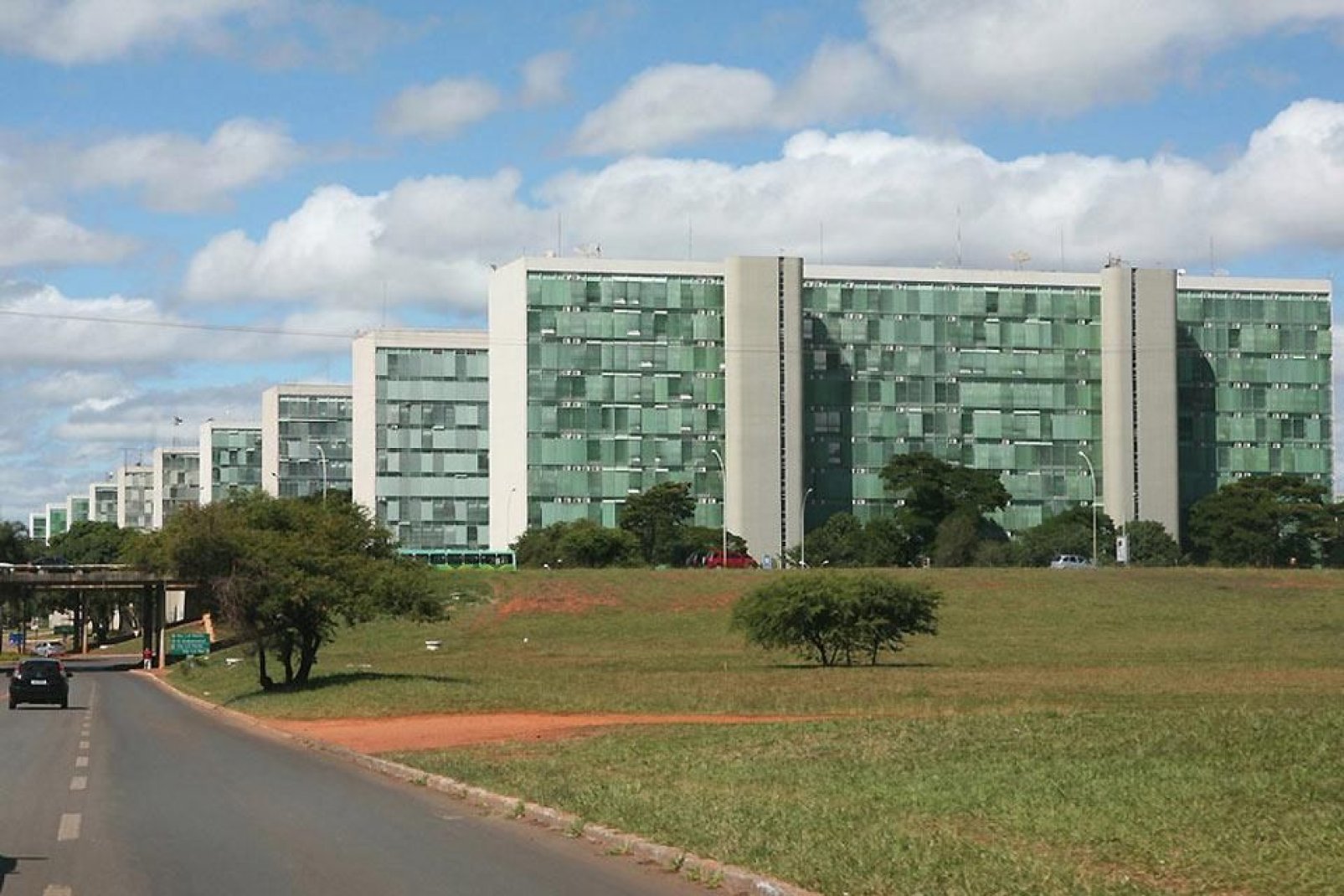 Numerosos arquitectos participaron en la creación de Brasilia, aunque entre ellos destacan los nombres de Lucio Costa y Oscar Niemeyer.