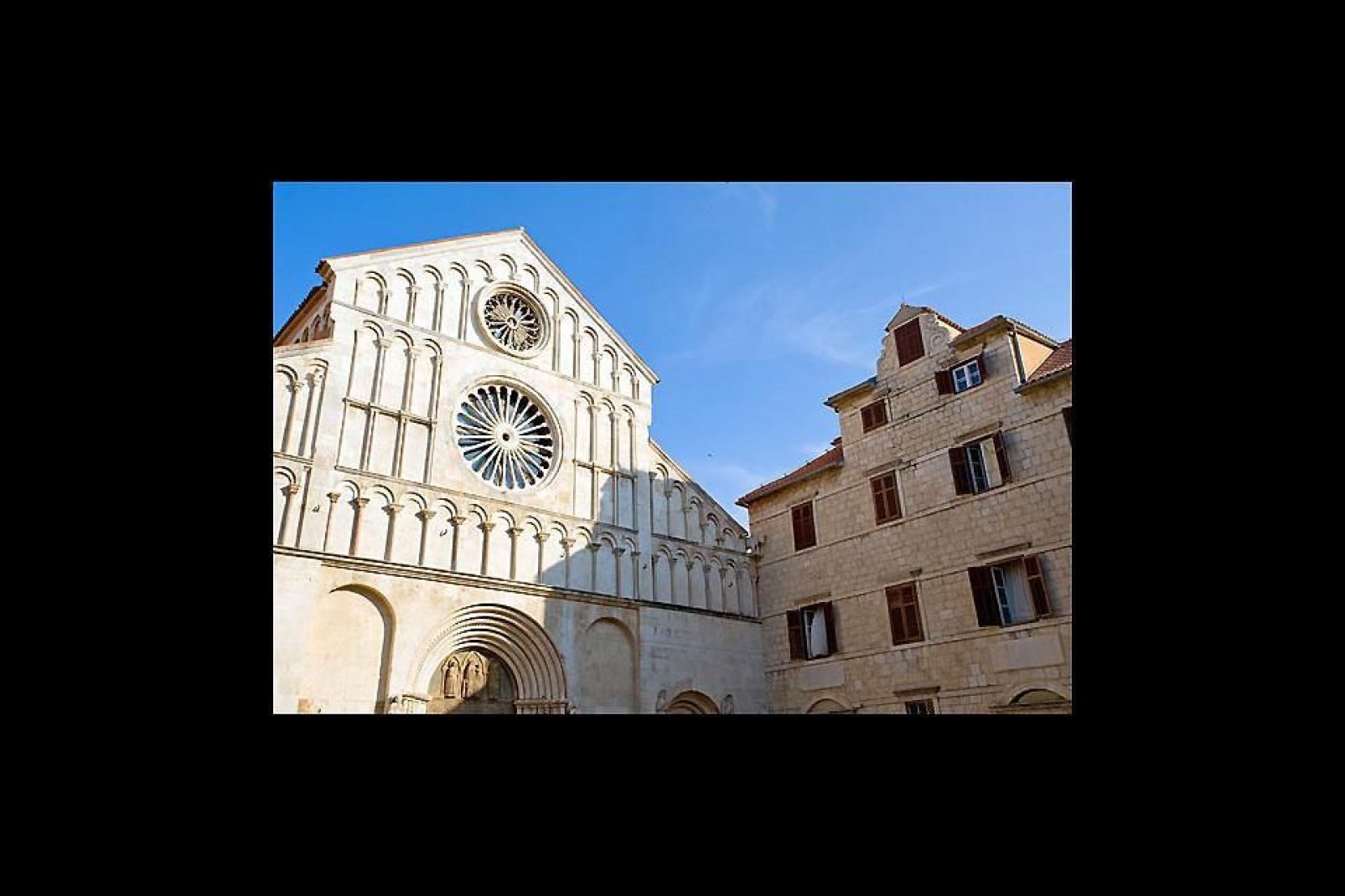La iglesia de Santa María está ubicada en el casco antiguo, justo enfrente de la iglesia de San Donato.
