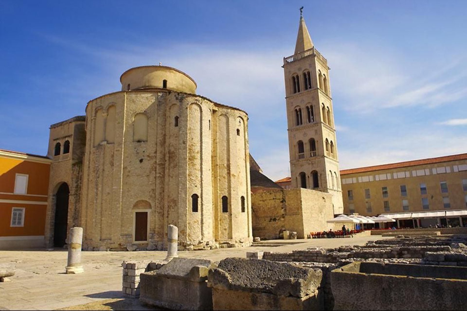 A la derecha de la iglesia bizantina de Zadar se puede observar el campanario de la catedral de Santa Anastasia.