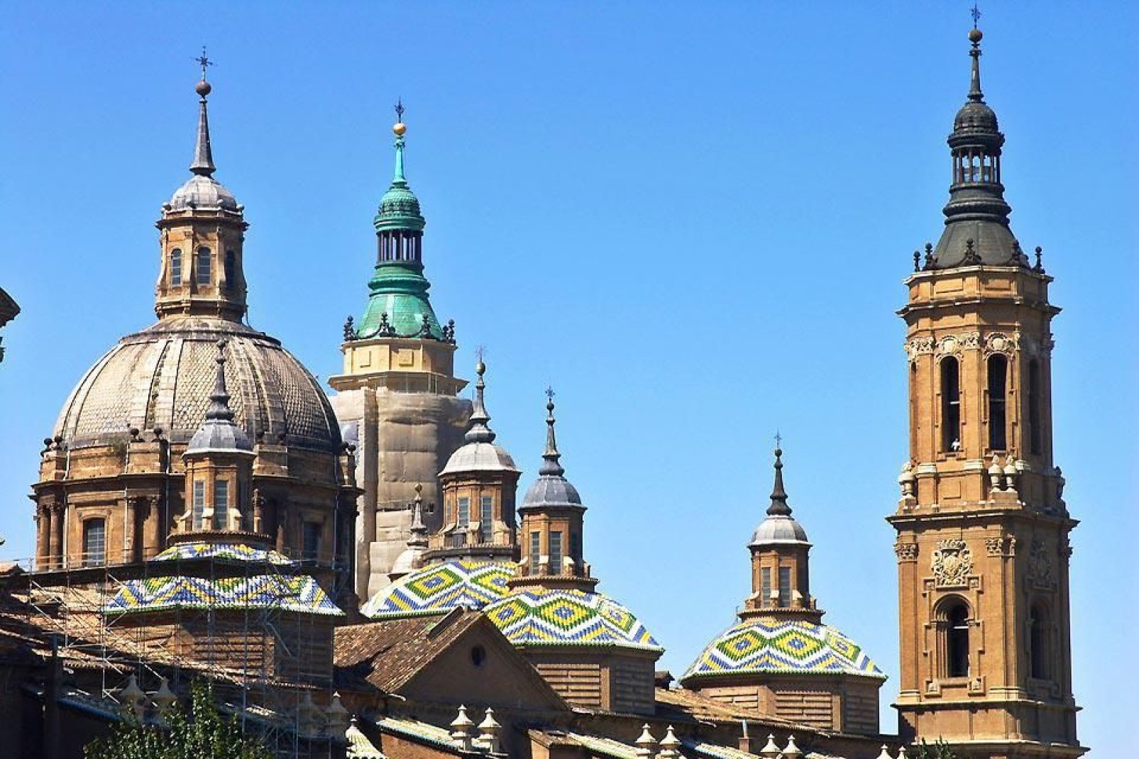 The finely finished cúpuluas are an example of the architectural beauty of the city
