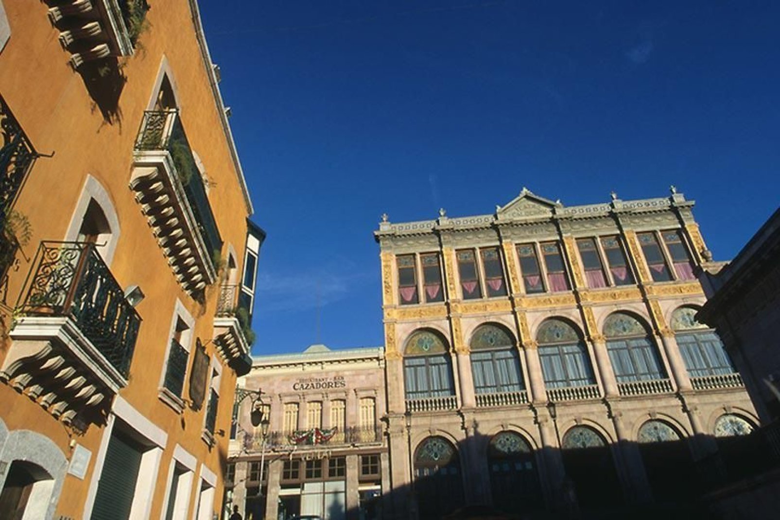 Il centro storico di Zacatecas è caratterizzato da decorazioni elaborate di stile coloniale, strade di ciotoli e balconi in ferro battuto.