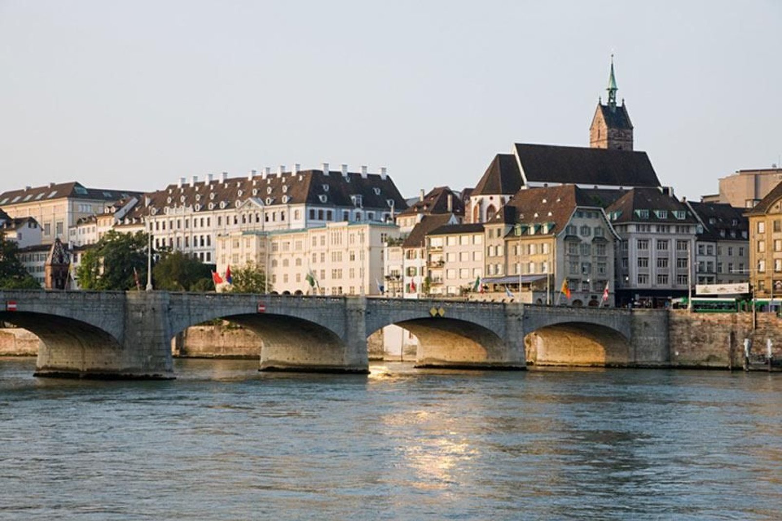 Die Stadt erstreckt sich zu beiden Seiten des Rheins. Mehrere Brcken verbinden die beiden Stadtteile.