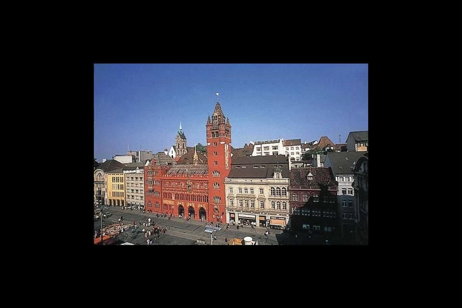 Das Rathaus ist ein aufflliges farbenprchtiges Gebude, das auf dem Marktplatz in der Altstadt von Basel steht.