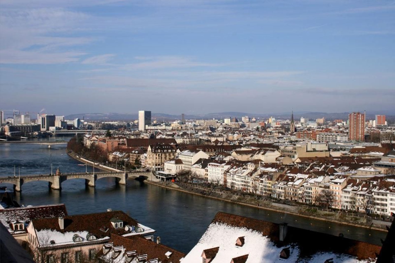 Die Stadt Basel liegt zu beiden Seiten des Rheins, der aus der Ostschweiz bis nach Norddeutschland fhrt.
