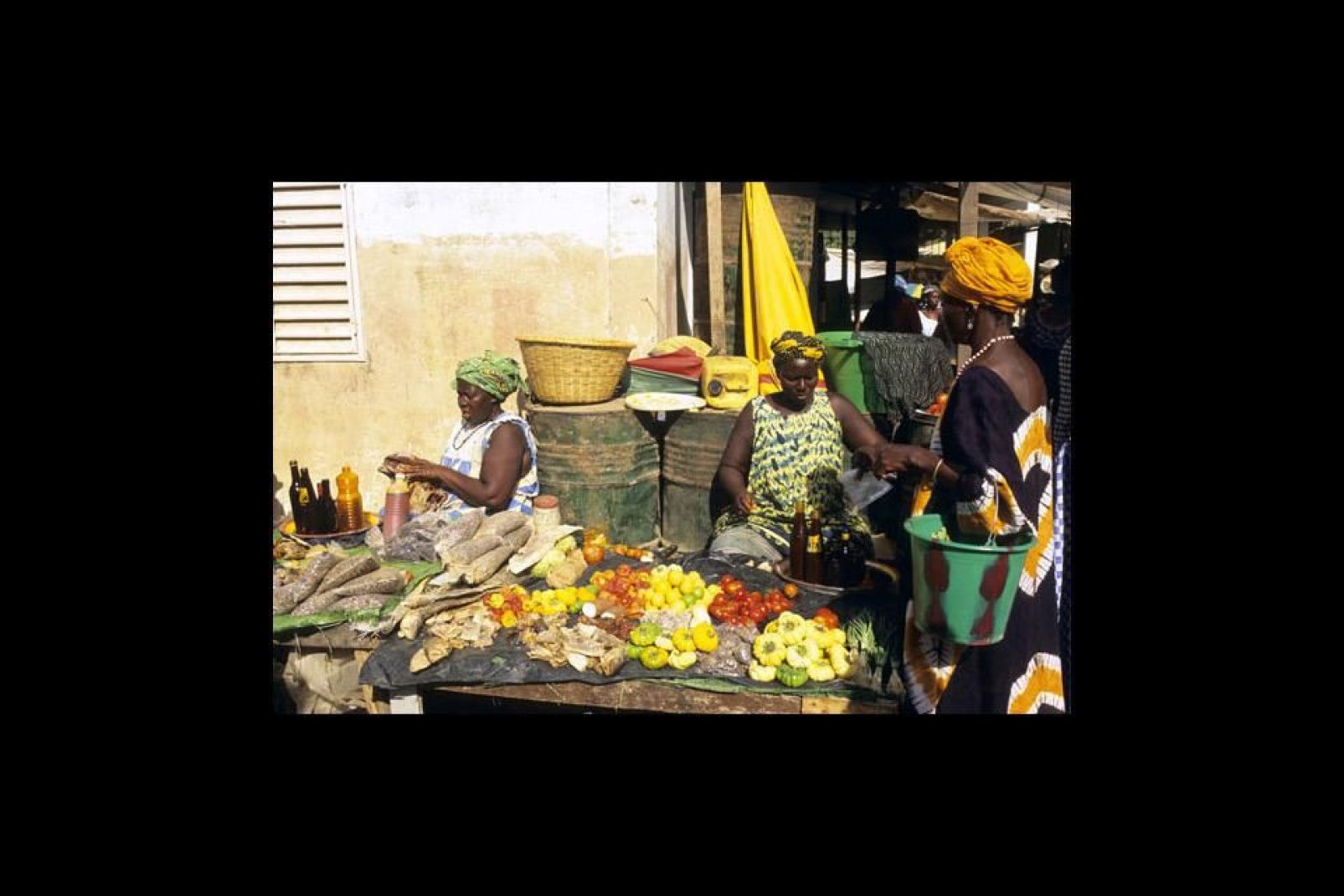 Il mercato di Ziguinchor propone una grande varietà di frutta e verdura, nonché gamberi essiccati, miele ed olio di palma