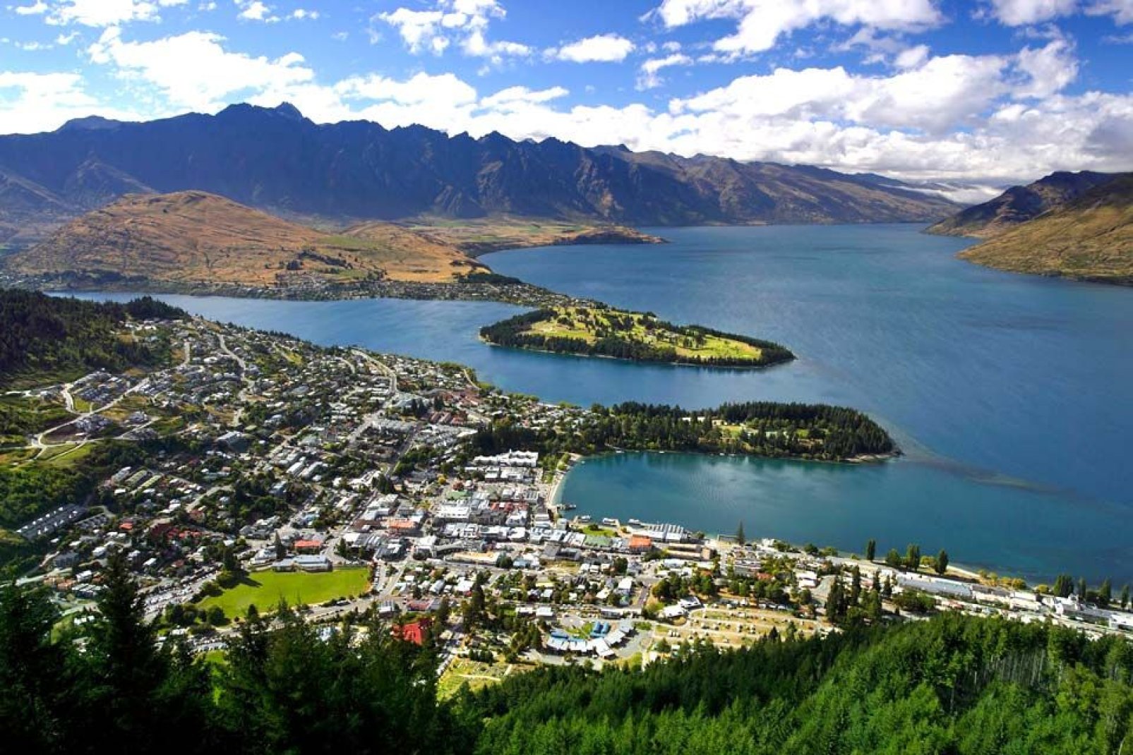 New Zealanders, who are very fond of sport, come to Queenstown to get their thrills. It is the best spot for skiing on the island and there are plenty of thrilling activities to do in summer.