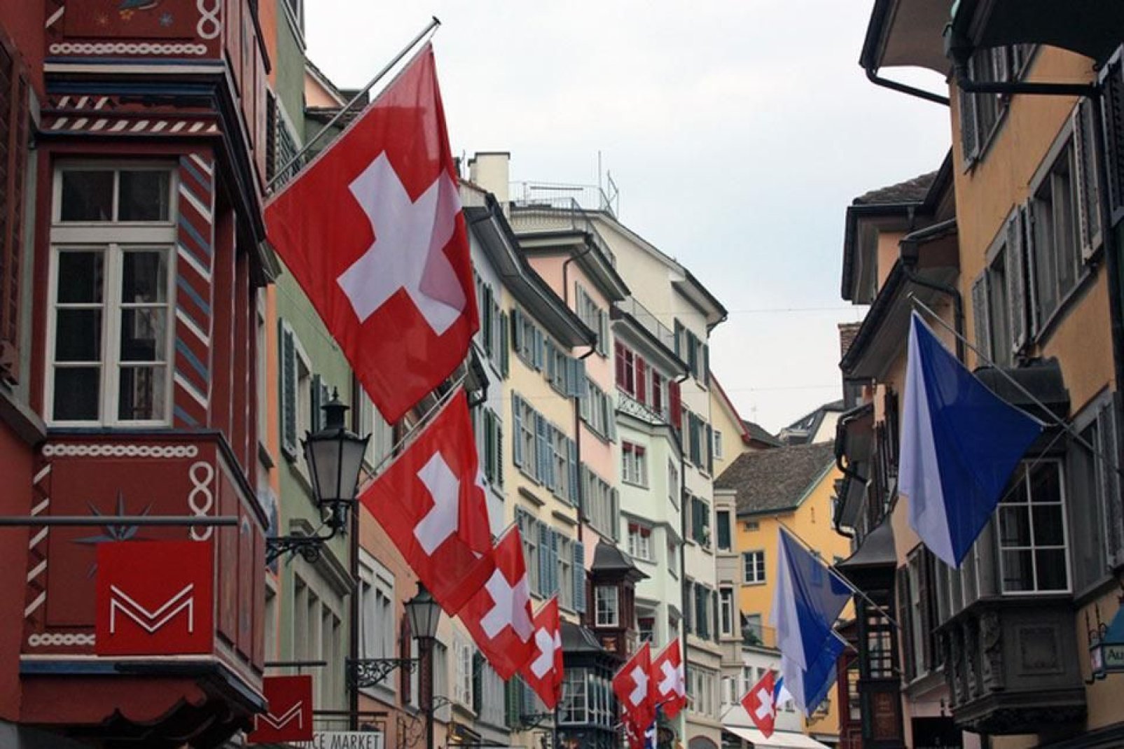 Zúrich es la ciudad más importante de Suiza. Se habla un dialecto alemán inspirado en las lenguas románicas.