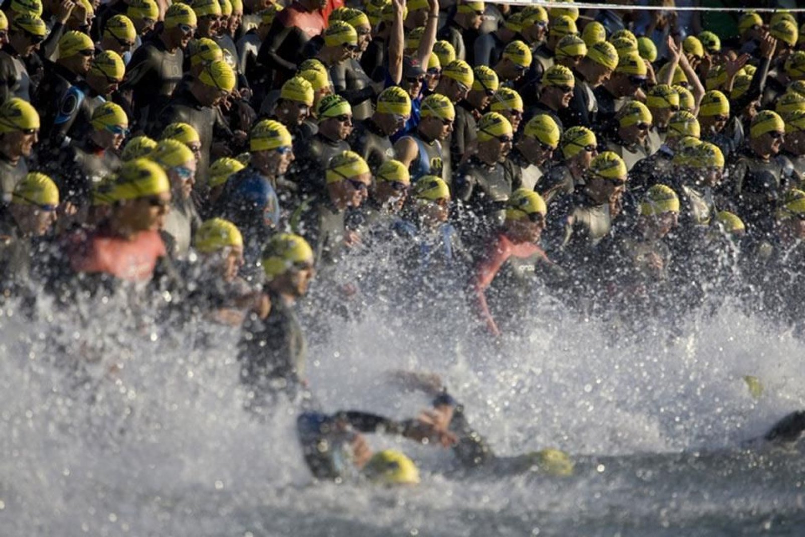 Cada año, a finales del mes de julio, miles de nadadores se lanzan al agua para realizar la travesía del lago de Zúrich.