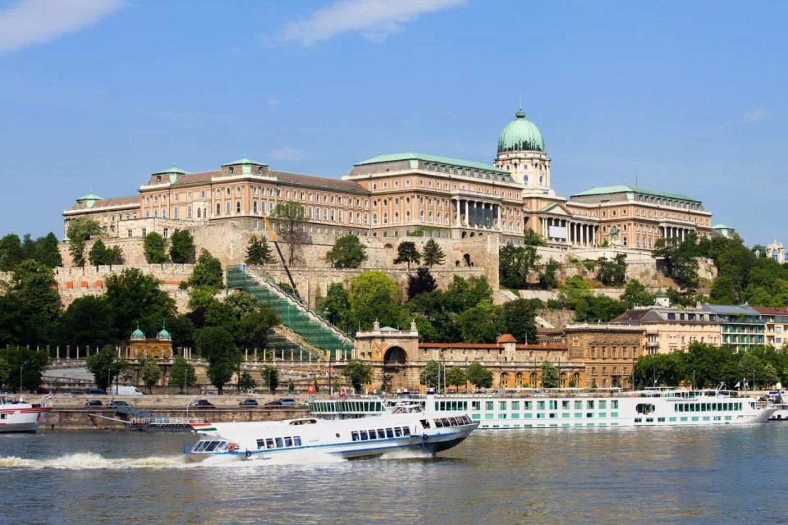Traversée par le Danube, Budapest est séparée en deux parties : d'un côté Buda, de l'autre Pest. La ville est née du rassemblement de ces deux côtés, ainsi que de l'ancienne ville Obuda. Surnommée la perle du Danube, elle offre à ses visiteurs une multitude d'activités culturelles avec tous ses musées, ses théâtres et ses deux opéras. On accède aux hauteurs de Buda par un funiculaire permettant de ...