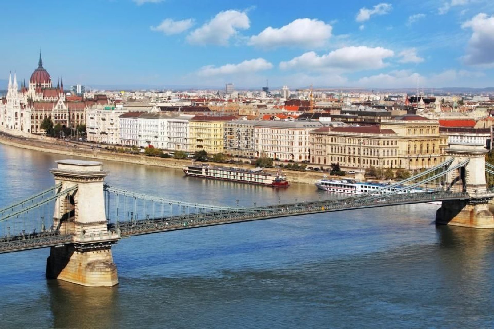 Il Ponte delle Catene, lo Széchenyi Lánchíd, venne inaugurato nel 1873 a sancire l'unione dei villaggi di Buda e Pest.