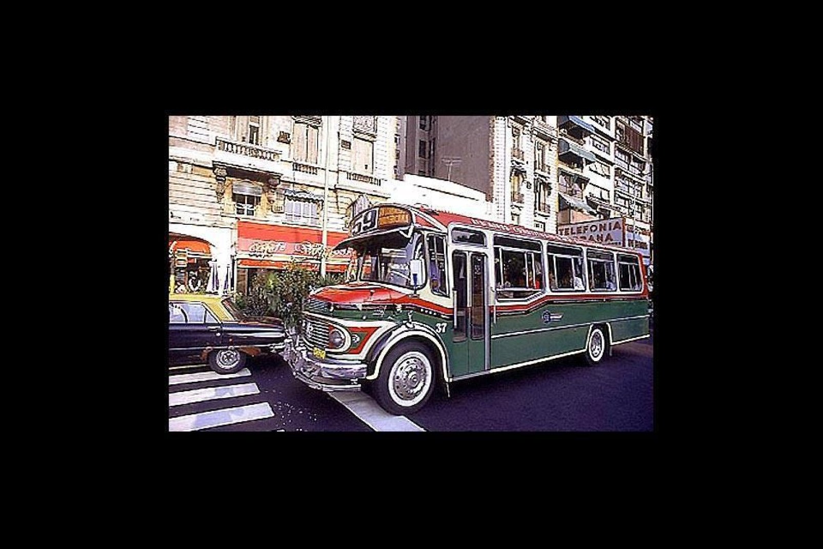"Coletivo" è il nome attribuito ai bus per il trasporto pubblico di Buenos Aires. Si distinguono per essere molto colorati  (a mano).