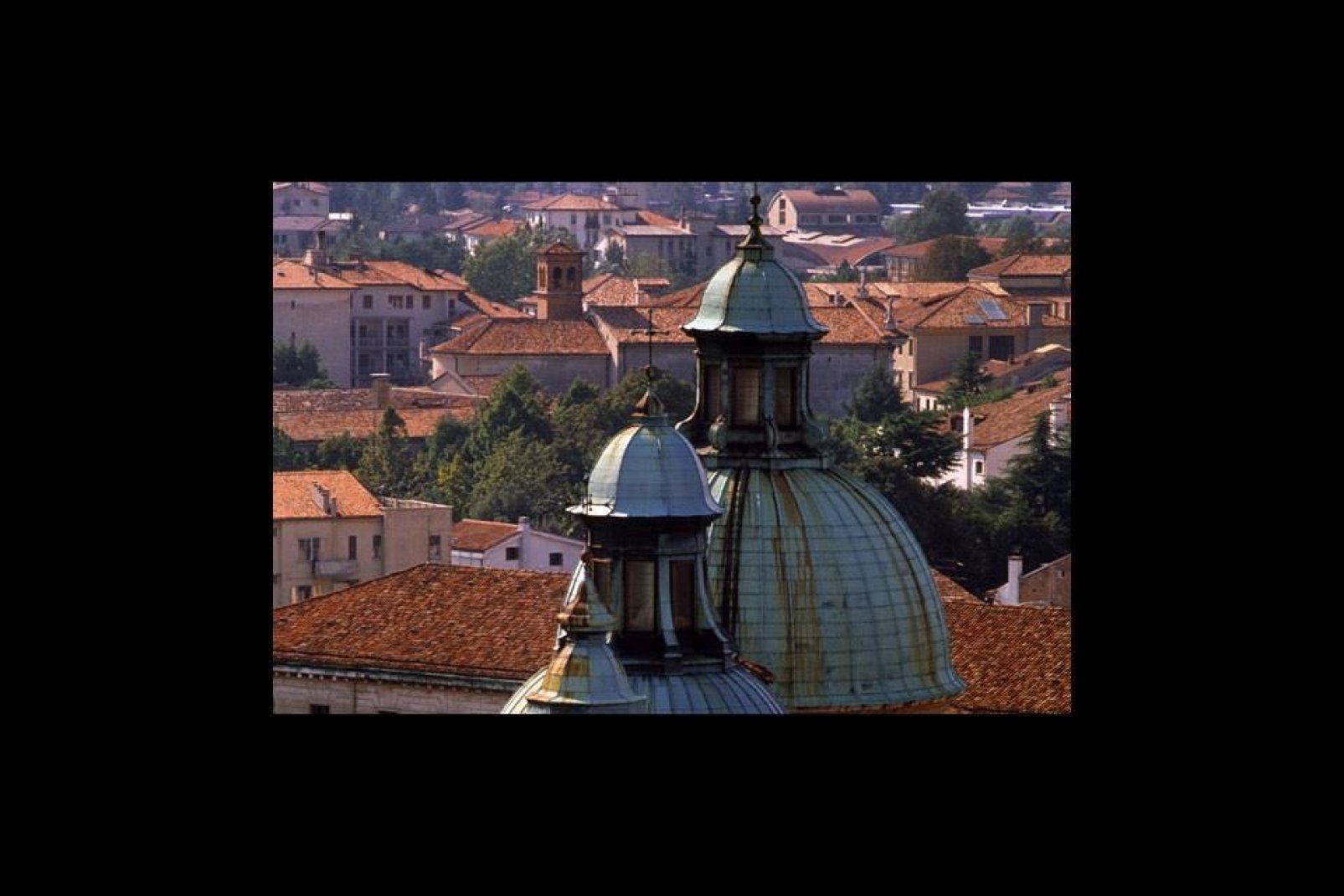 Detalle del ábside de la catedral de Treviso, dedicada a San Pedro, cuyo exterior se caracteriza por tener siete cúpulas.