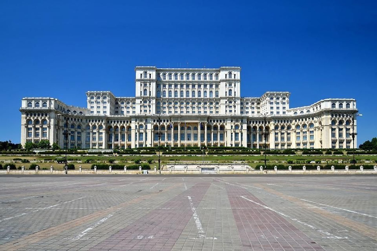 Bukarest ist von der Sowjet-Zeit schwer gezeichnet, einige Viertel sind jedoch von den omniprsenten Betonbauten und dem planwirtschaftlichen Einfluss verschont geblieben.