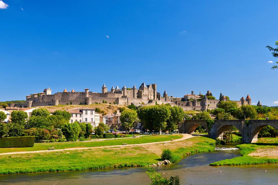 Europe, France, Languedoc Roussillon, Carcassonne, rivière, Aude, pont, ville, château, maison, arbre,