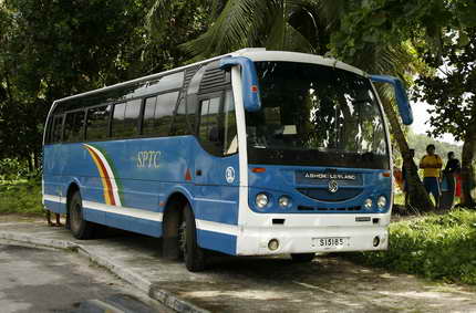 Indische Tata-Busse auf den Straen von Mah und Preslin.