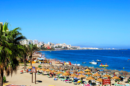 Procesiones, pescadito frito, sol y playa en Málaga