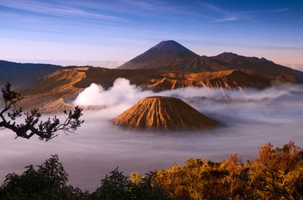 Indonesien: Tempel und Vulkan auf Java